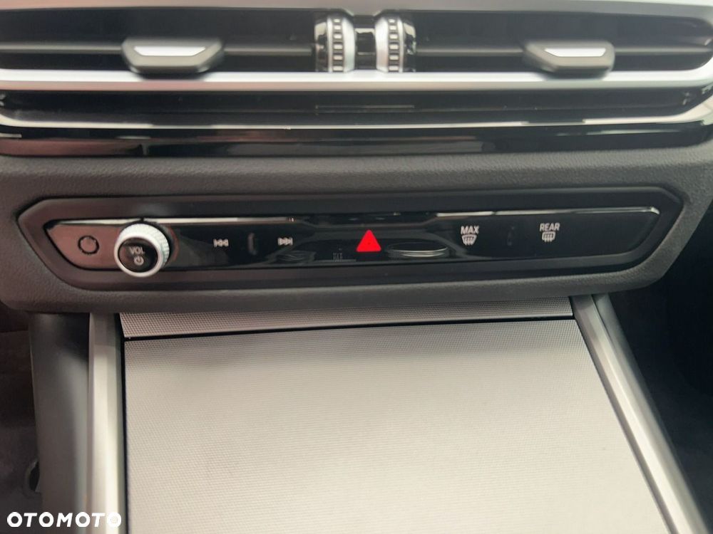 BMW Seria 3 318d mHEV - 21