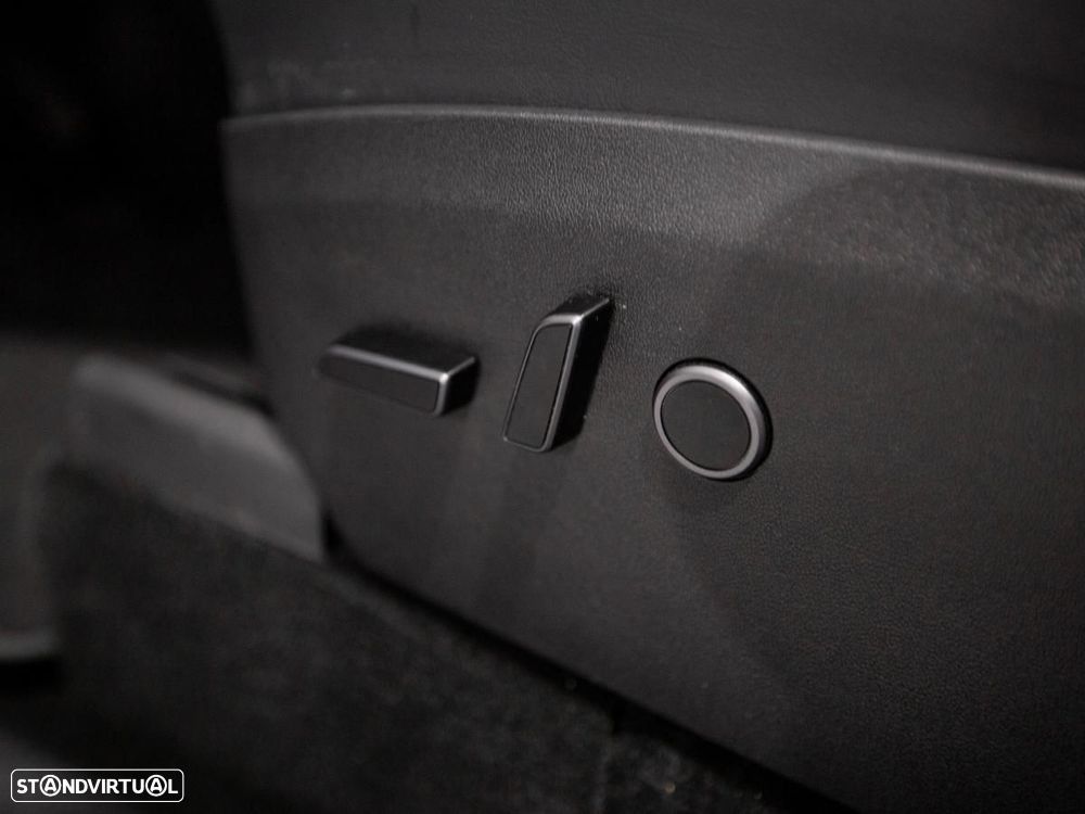 Tesla Model Y Long Range Dual Motor AWD - 29