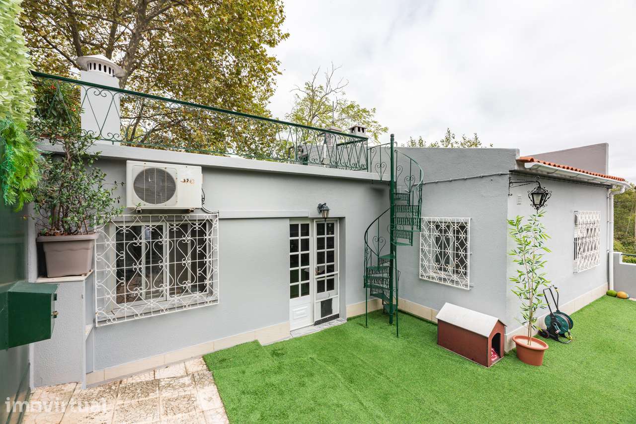 Moradia Independente com Terraço à Venda na Zona Histórica de Caneças - Grande imagem: 2/17