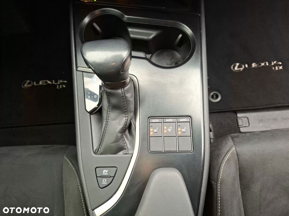 Lexus UX 250h GPF Business 2WD - 31