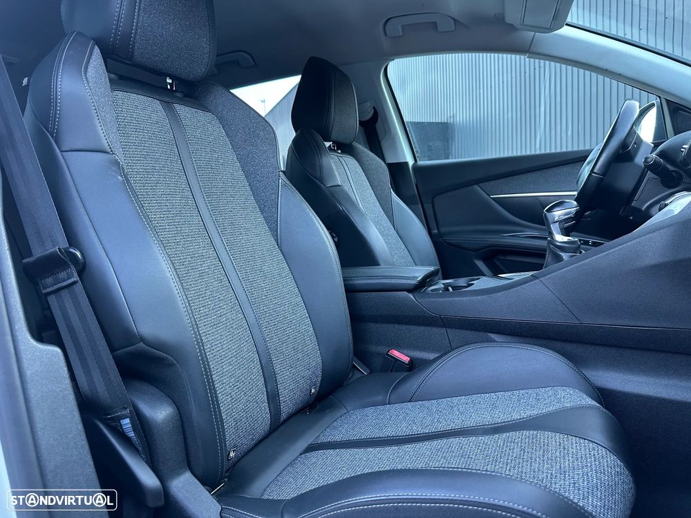 Peugeot 3008 PureTech 130 Stop & Start GPF Allure — fotografia 19