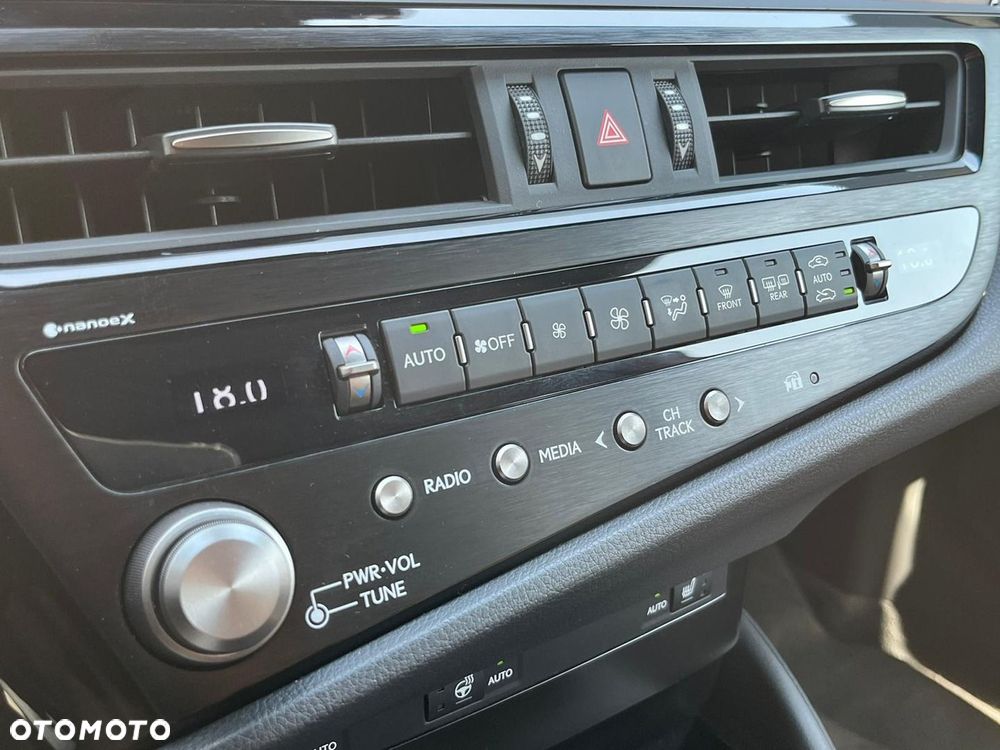 Lexus ES 300h F Sport Design - 18