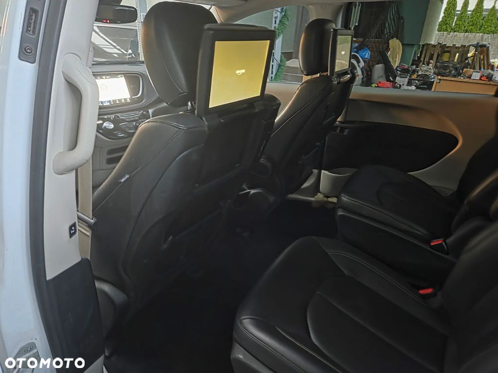 Chrysler Pacifica - 32