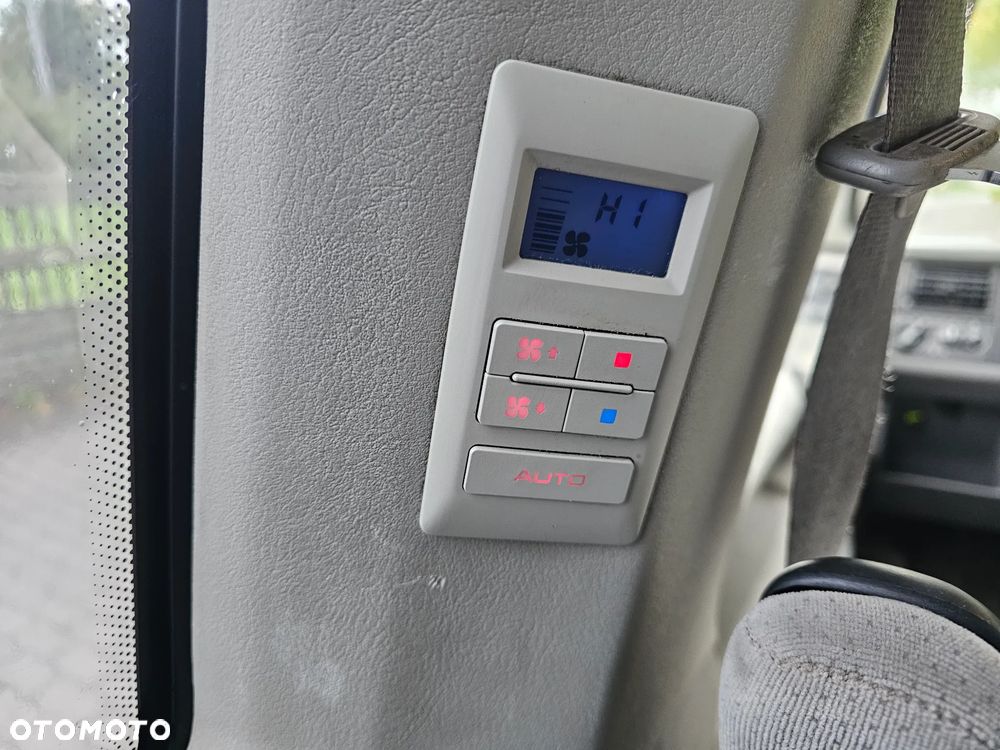 Volkswagen Caravelle - 14