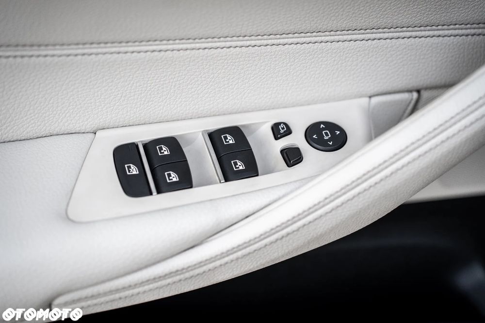BMW Seria 5 520d Luxury Line - 9