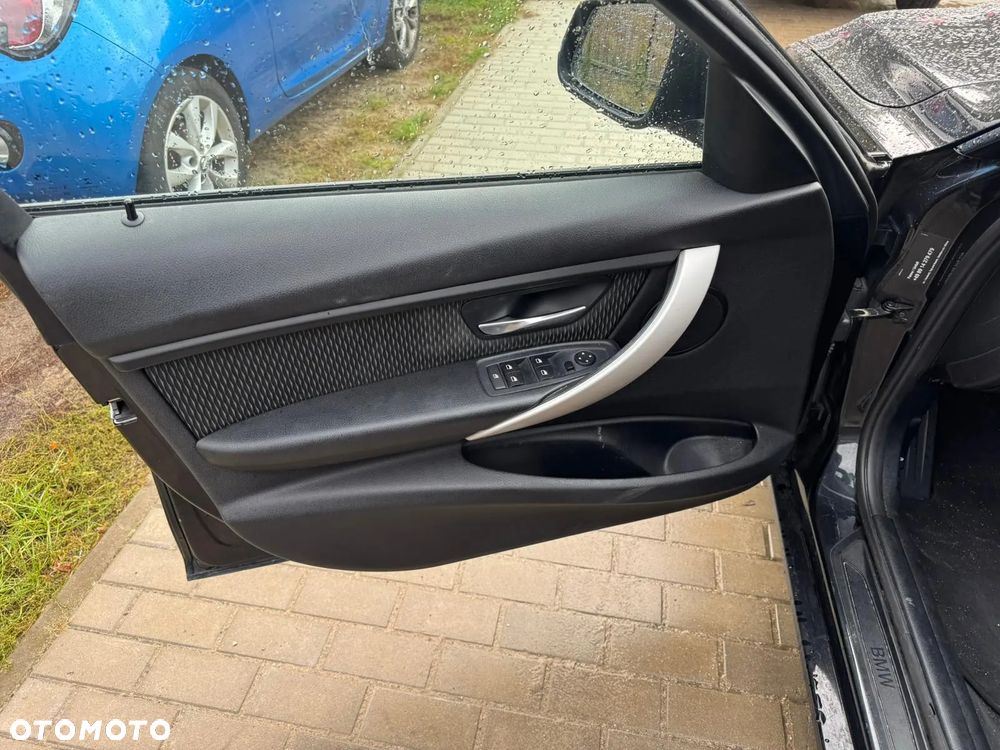 BMW Seria 3 318d Touring Luxury Line - 13