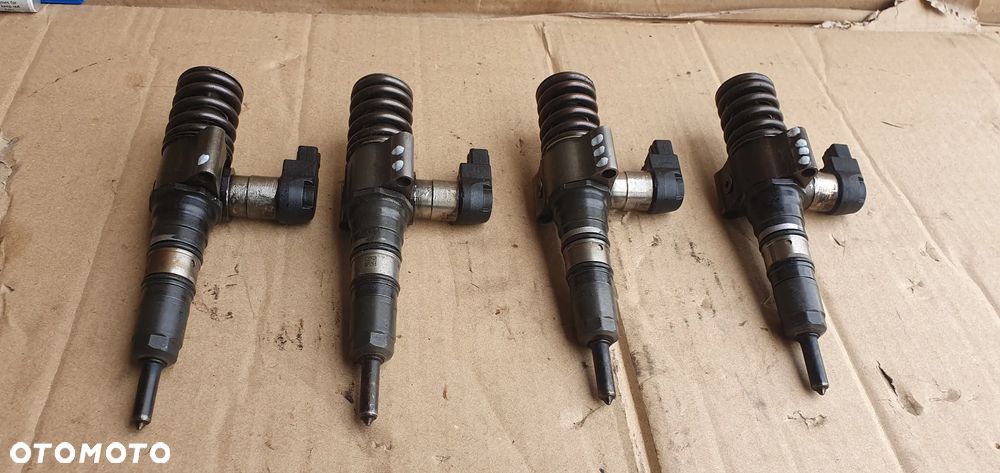 Pompowtryskiwacz wtryskiwacz wtrysk VW Passat B6 2.0 TDI 03G130073T - 2