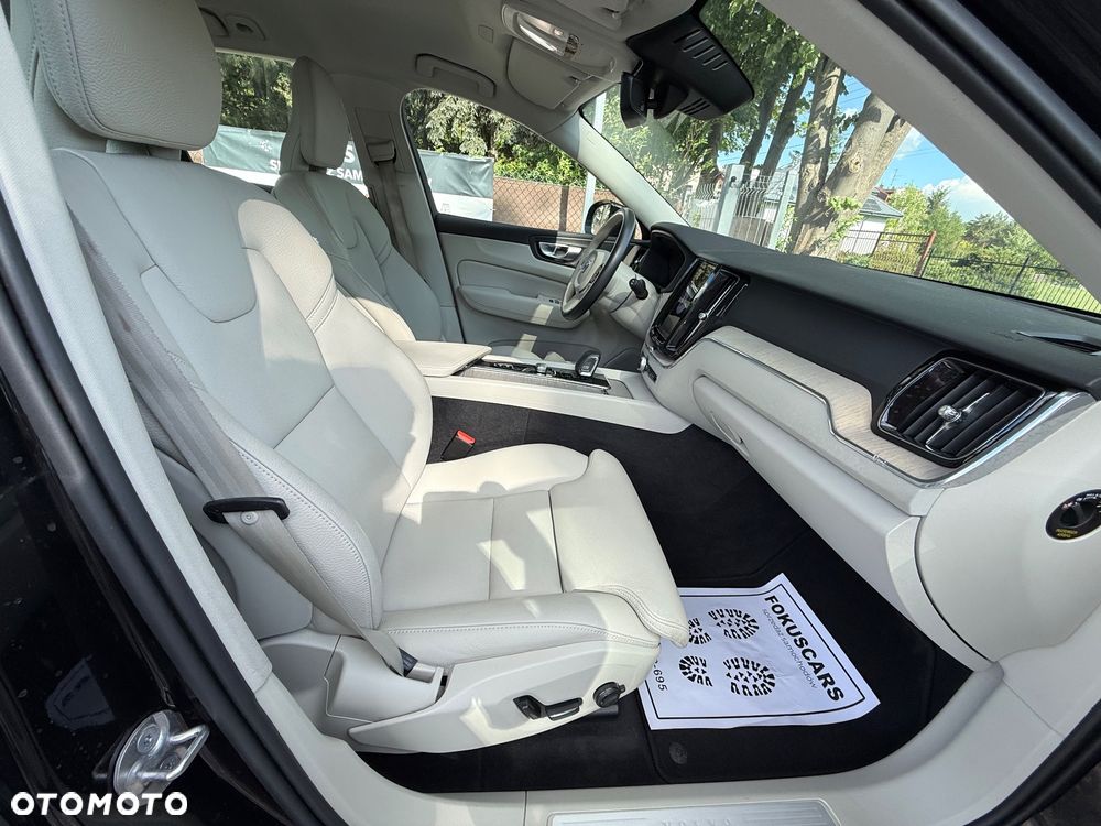Volvo XC 60 B4 B Plus Dark - 32
