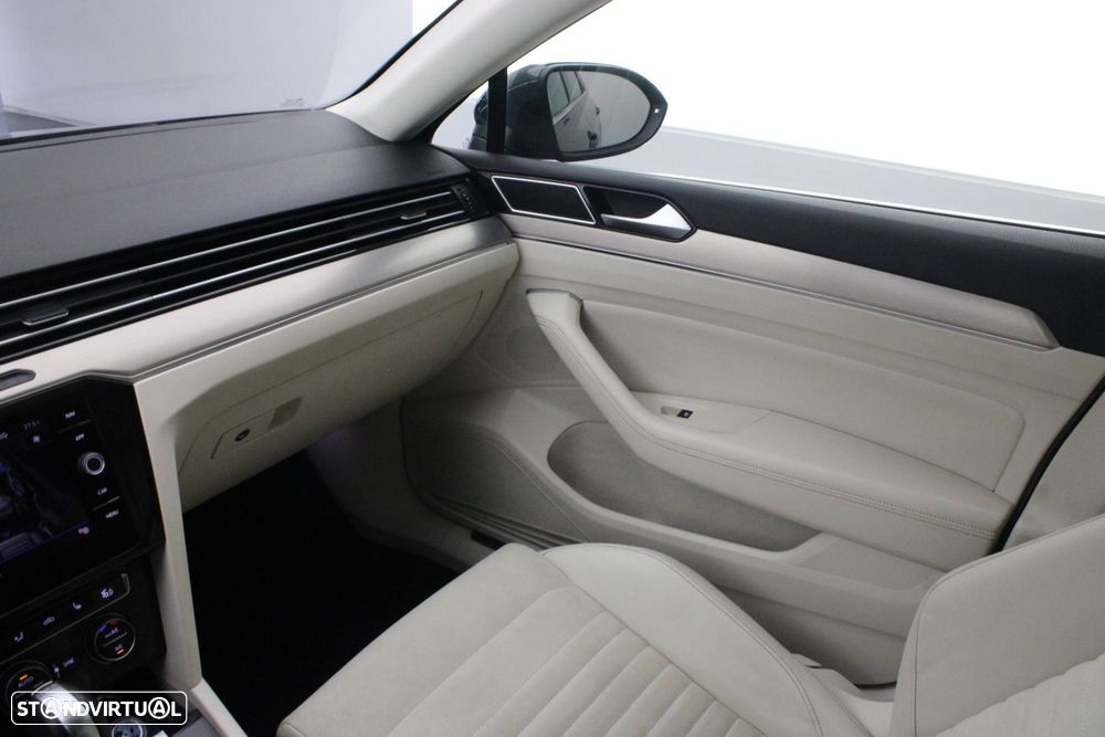 VW Passat Variant 2.0 TDI Highline DSG - 43