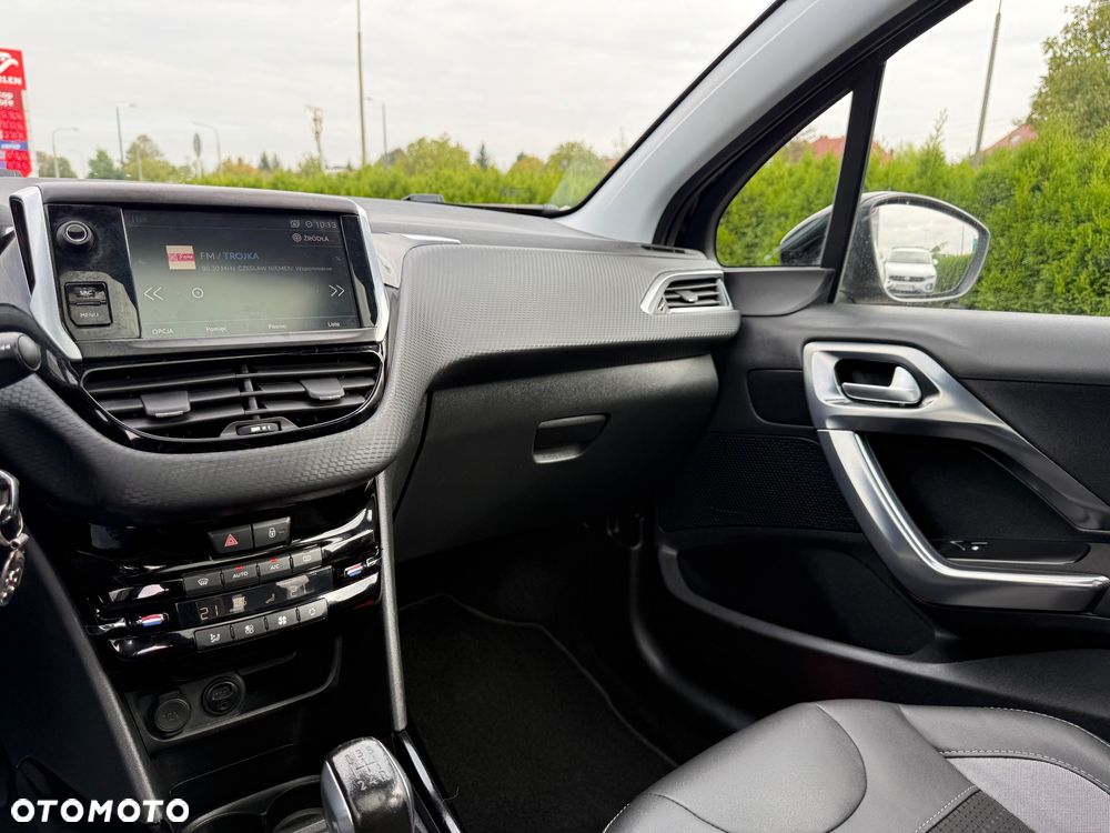 Peugeot 2008 1.2 Pure Tech Allure S&S - 14