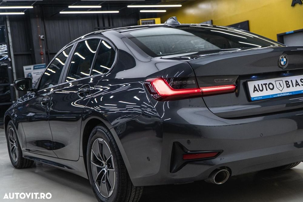 BMW Seria 3 320i Aut. Sport Line - 31