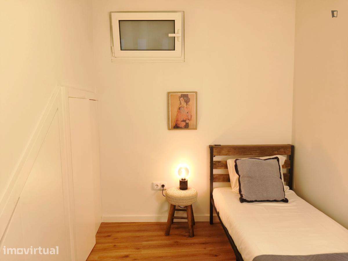 Quarto - localizado em Santo Ildefonso Porto - Grande imagem: 2/16