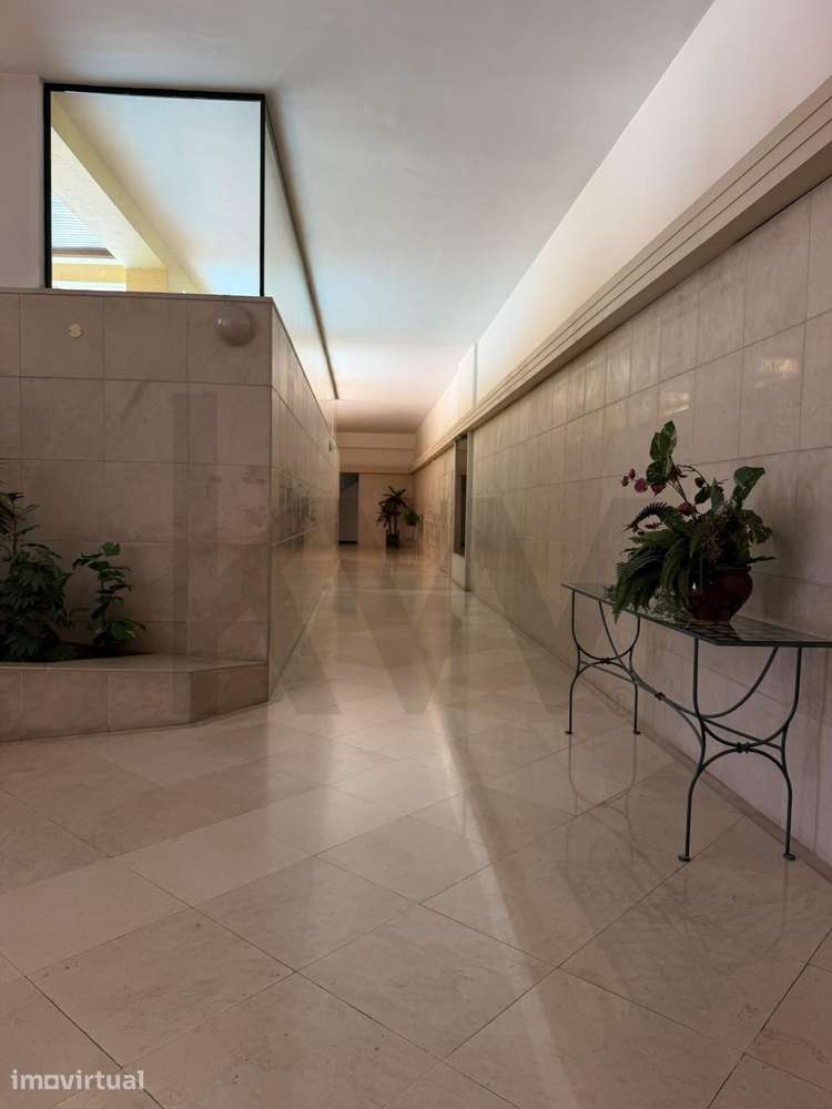 Arrendamento Apartamento T4 com piscina e garagem em Carnaxide - Grande imagem: 3/23