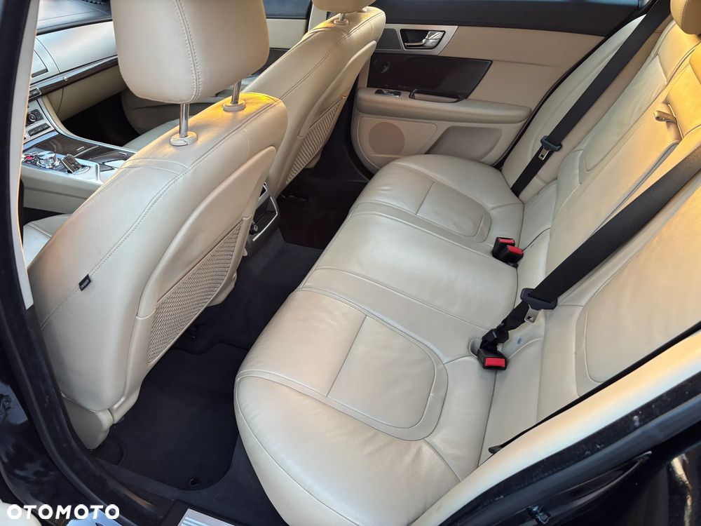 Jaguar XF 2.2 D Premium Luxury - 18