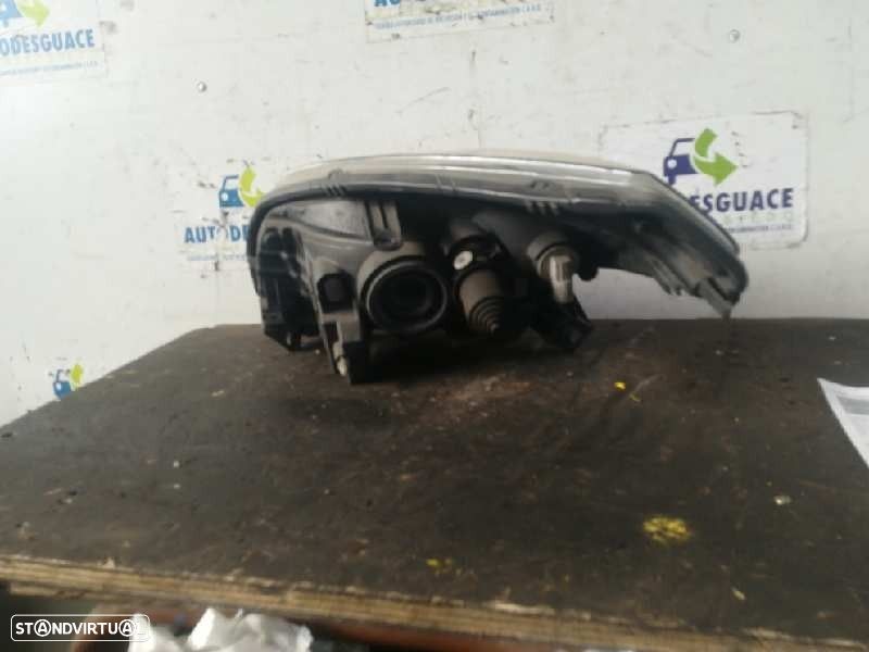 FAROL DIREITO DACIA SANDERO 2010 - - 1