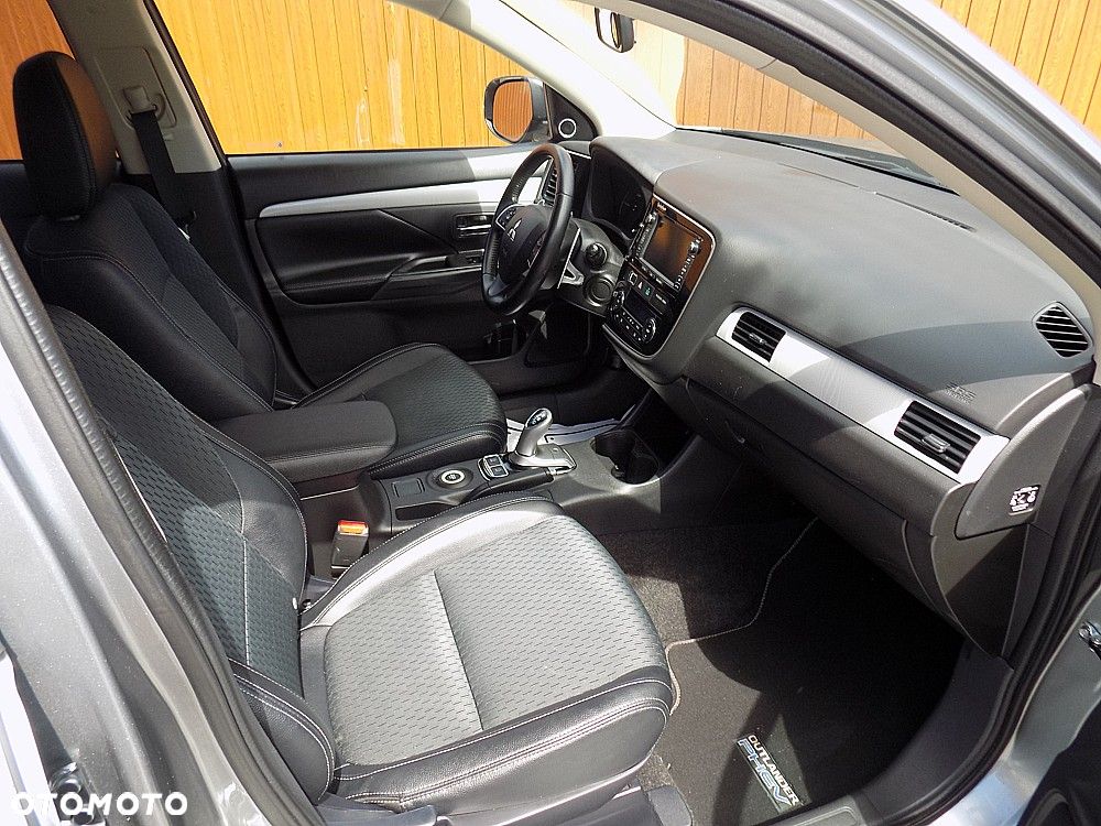 Mitsubishi Outlander 2.0 4WD Top - 8