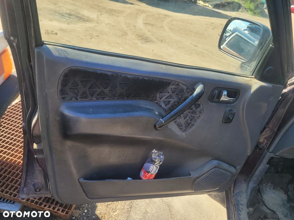 NISSAN TERRANO II 2 fotel fotele kanapa deska kokpit podsufitka boczek boczki klamka podłokietnik licznik prędkościomierz - 4