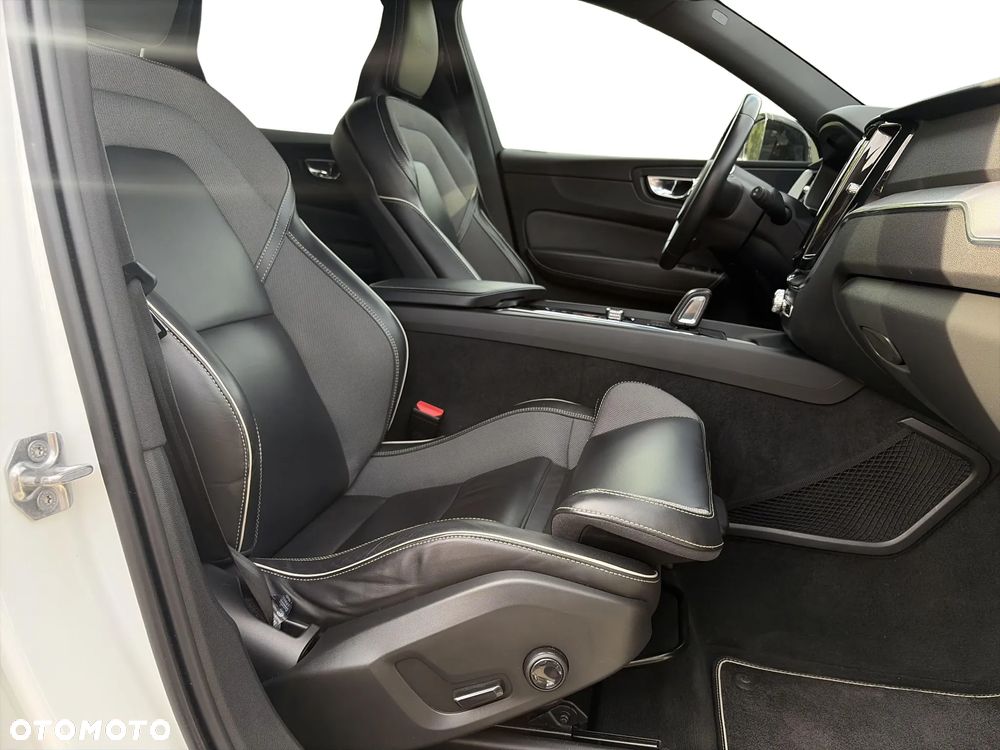 Volvo XC 60 B5 D AWD R-Design - 18