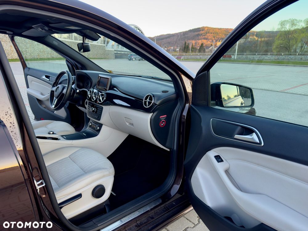 Mercedes-Benz Klasa B 220 4-Matic - 4