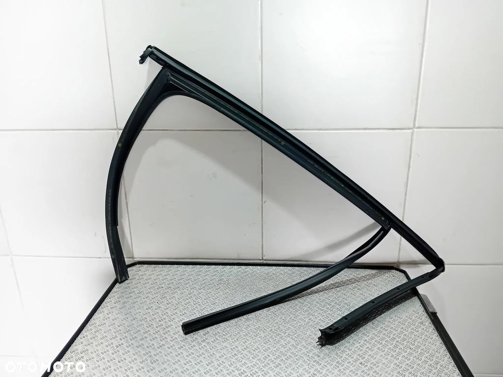uszczelka szyby ramki drzwi prawy tył Skoda Octavia III 2020 5E9839431 - 3