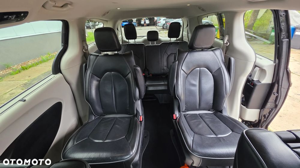 Chrysler Pacifica - 17
