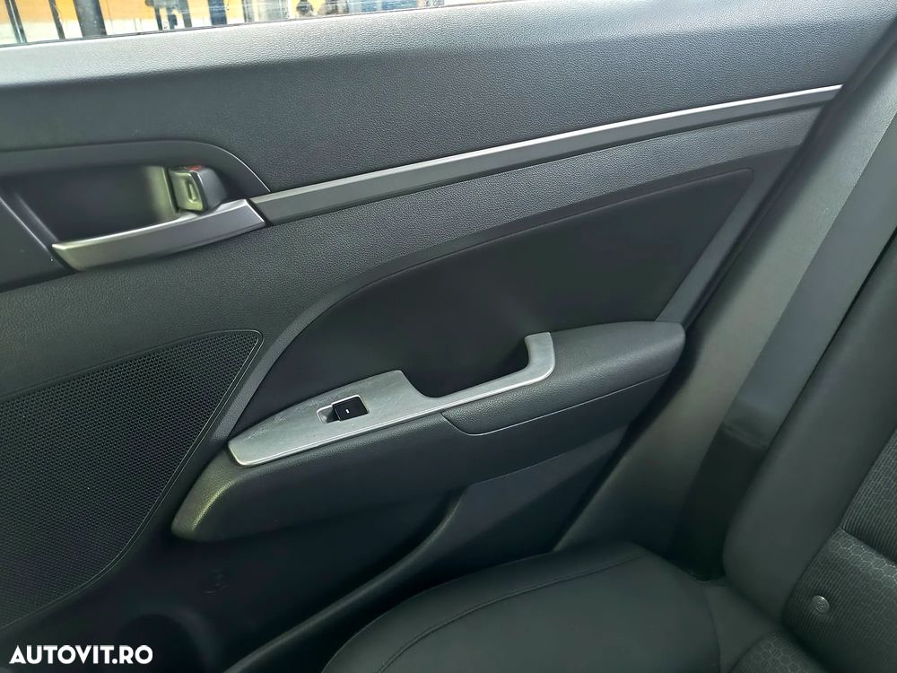 Hyundai Elantra 1.6 CRDI Highway - 16