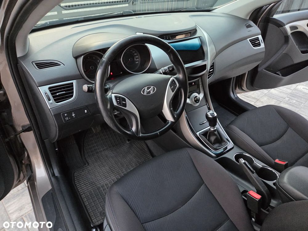 Hyundai Elantra 1.6 Comfort - 32