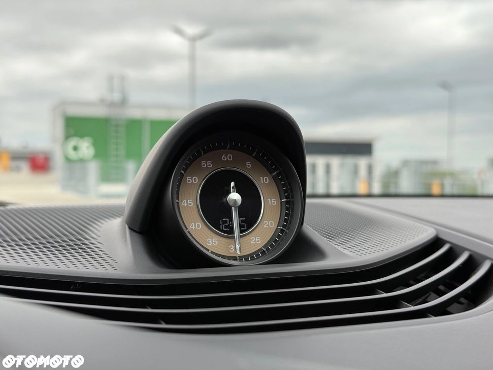 Porsche Taycan Turbo - 25