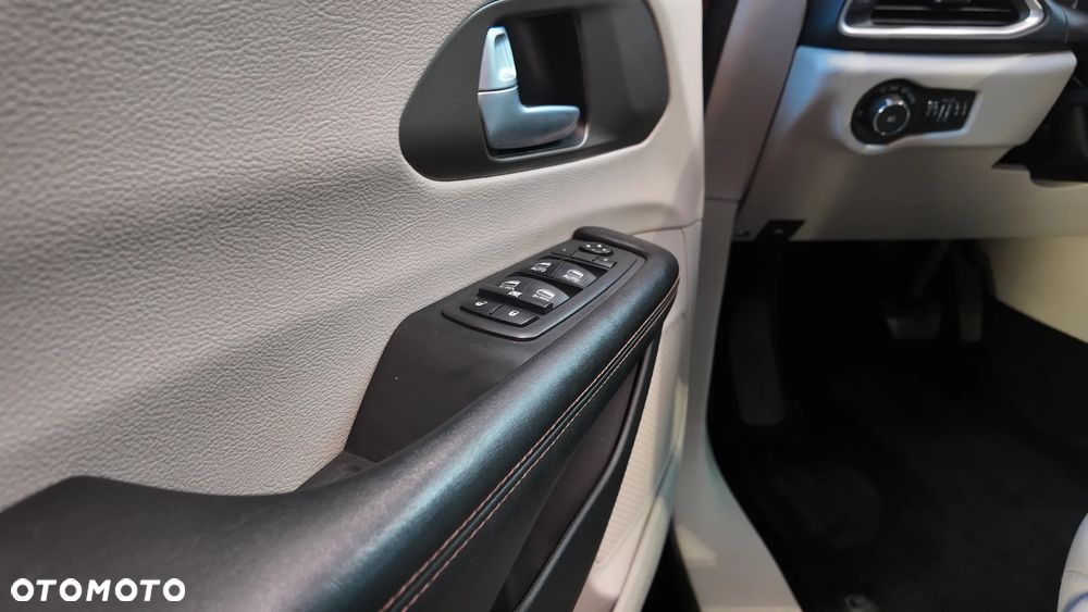 Chrysler Pacifica - 17