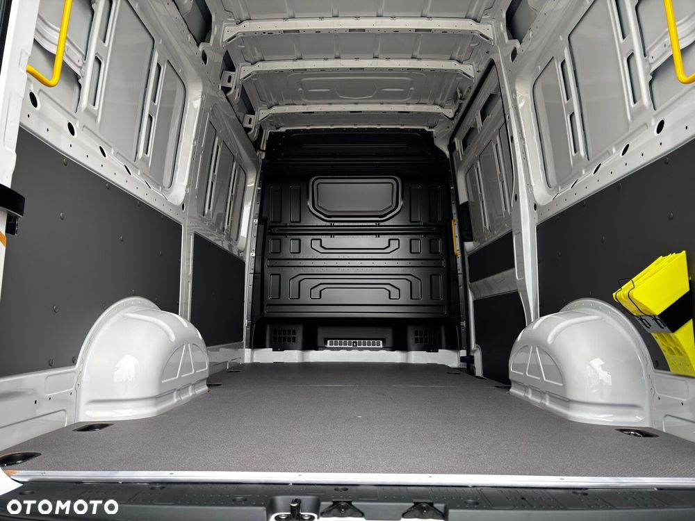 Volkswagen Crafter 2.0 TDI 140 KM L3H3 6-manual 3m - 19