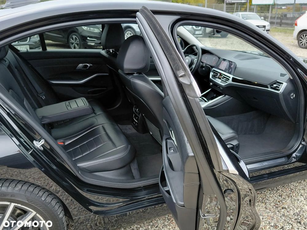 BMW Seria 3 320d xDrive Luxury Line sport - 32
