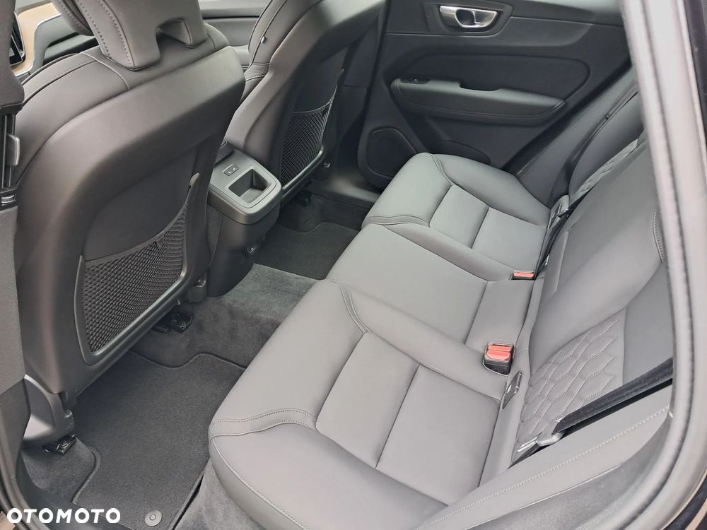Volvo XC 60 B5 B AWD Plus Dark - 16