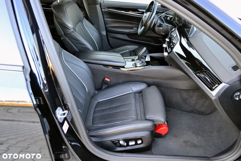 BMW Seria 5 M550i xDrive sport - 28