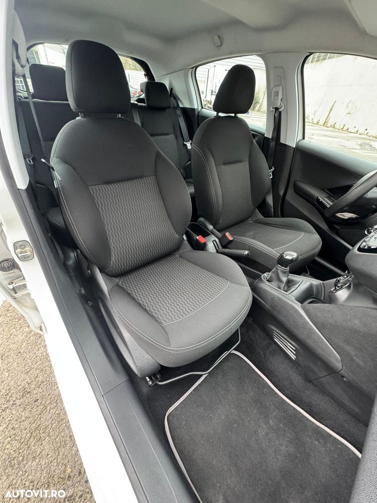 Peugeot 208 1.2 L PureTech STT Active - 12