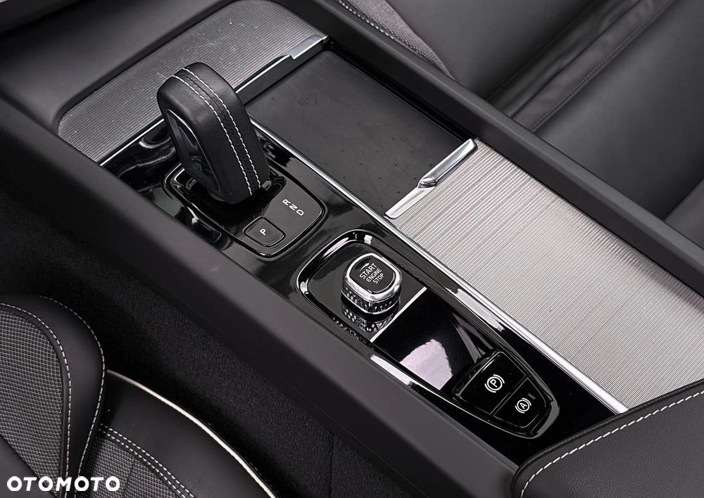 Volvo XC 60 B4 D AWD Plus Dark - 11