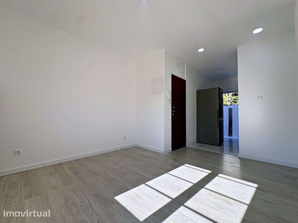T2 renovado com terraço de 25 m² em Santo António dos Cavaleiros - Grande imagem: 2/26
