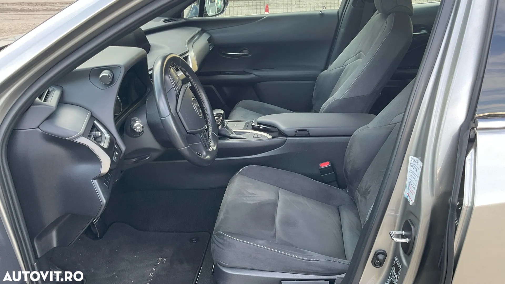 Lexus UX 250h Business Edition - 16
