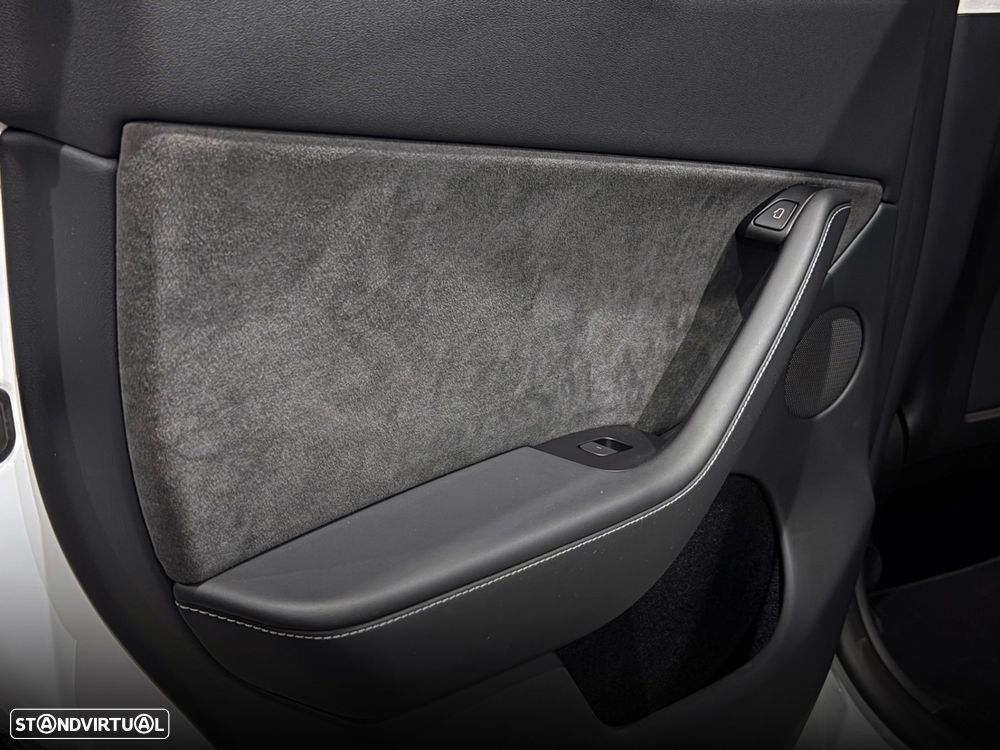 Tesla Model Y Long Range Dual Motor AWD - 32