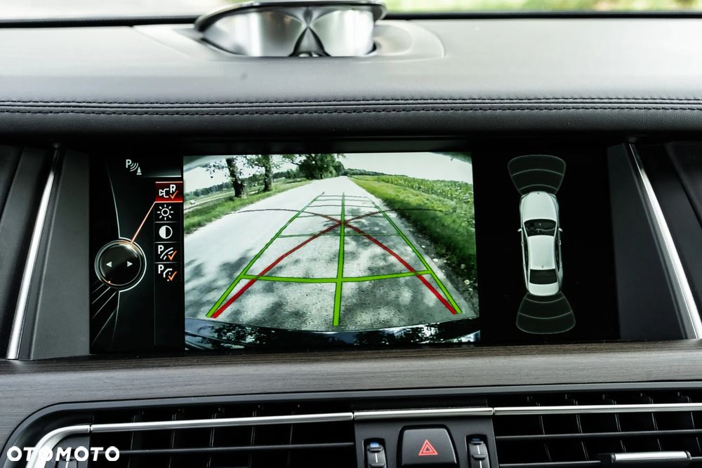 BMW Seria 7 750i xDrive - 32