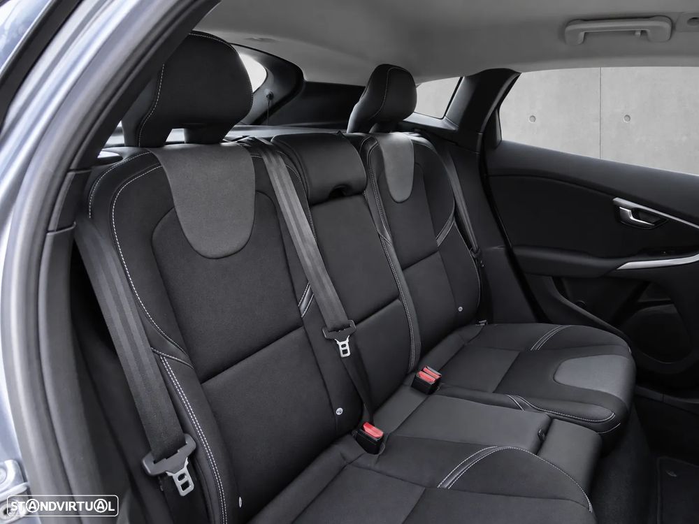 Volvo V40 2.0 D3 Momentum - 24