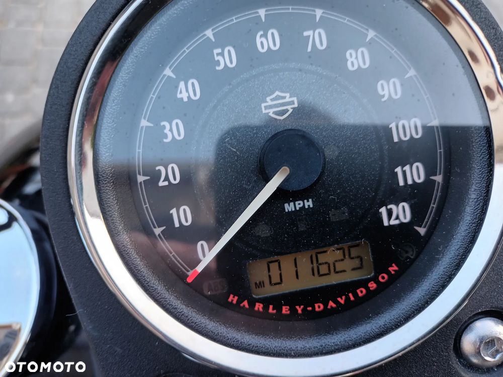 Harley-Davidson Dyna Street Bob - 11