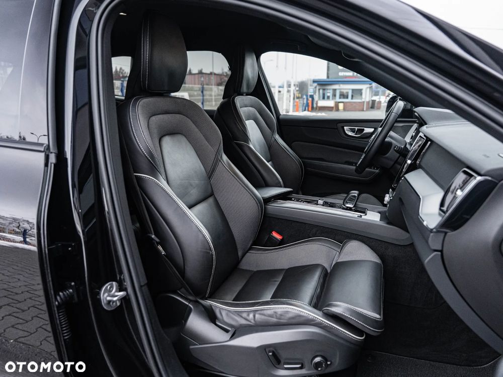 Volvo XC 60 B4 D AWD Plus Dark - 25