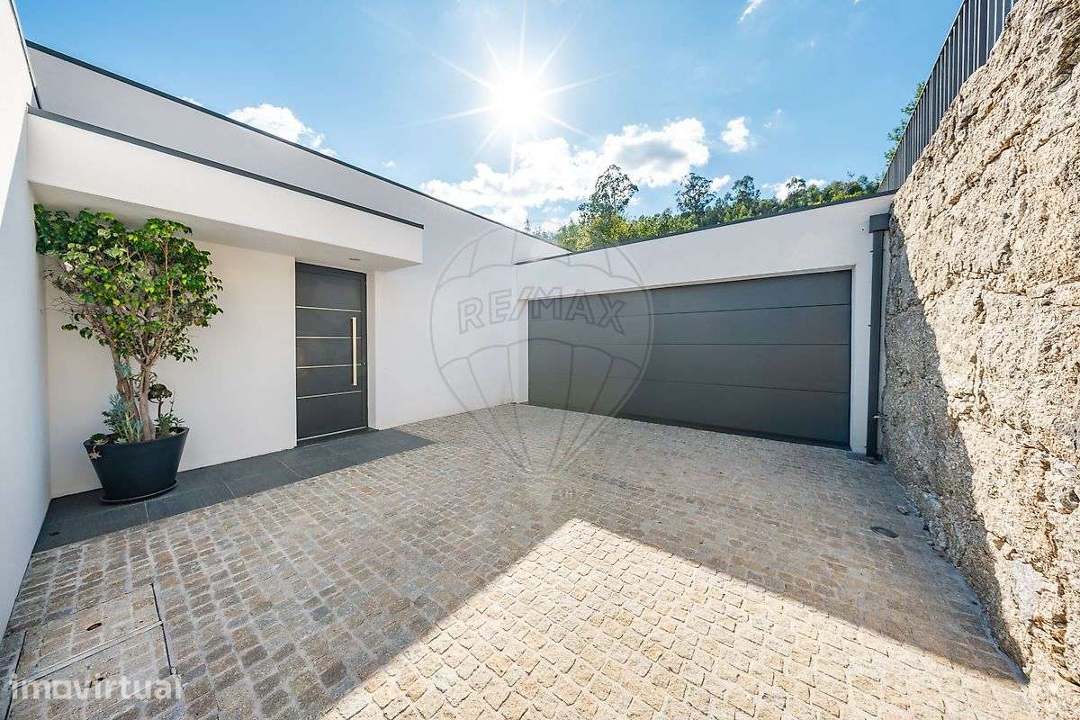 Moradia Térrea com Três Suites em Lanhoso, Póvoa de Lanhoso - Grande imagem: 3/47