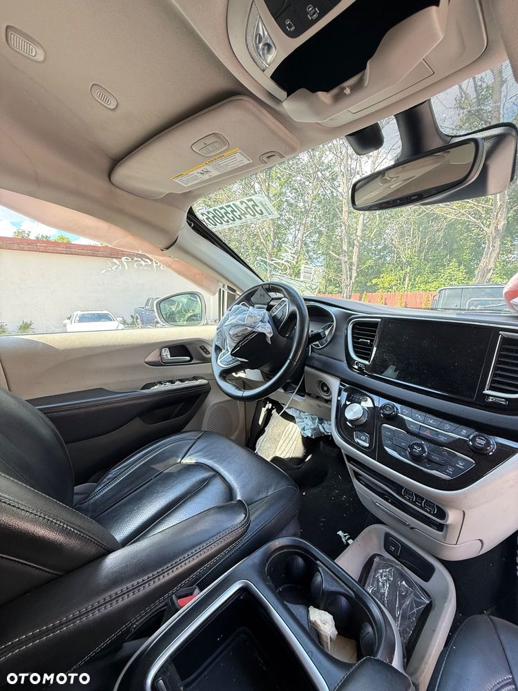 Chrysler Pacifica - 12
