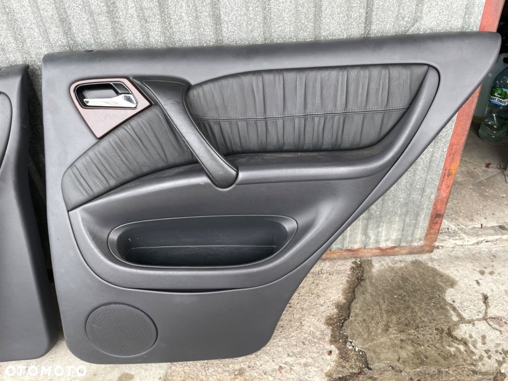 MERCEDES ml 163 LIFT  tapicerka boczek drzwi  czarna skóra PRAWY TYŁ - 1