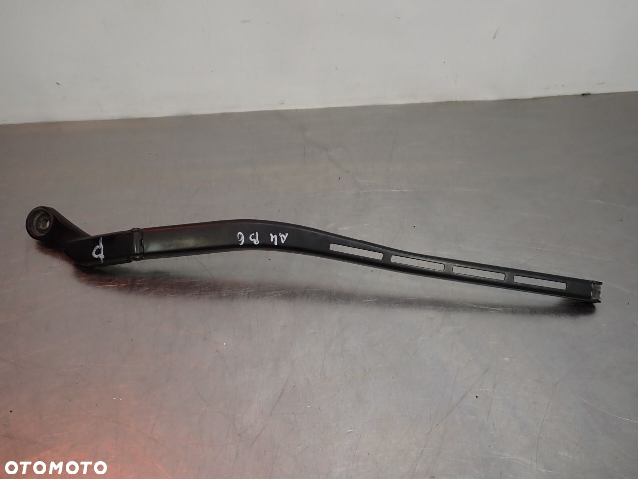 RAMIĘ WYCIERACZKI PRZÓD PRAWE AUDI A4 B6 8E1955408C - 1