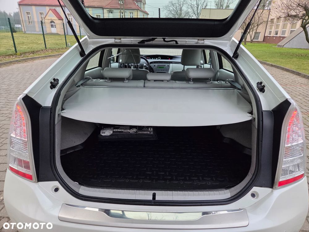 Toyota Prius (Hybrid) Executive - 12