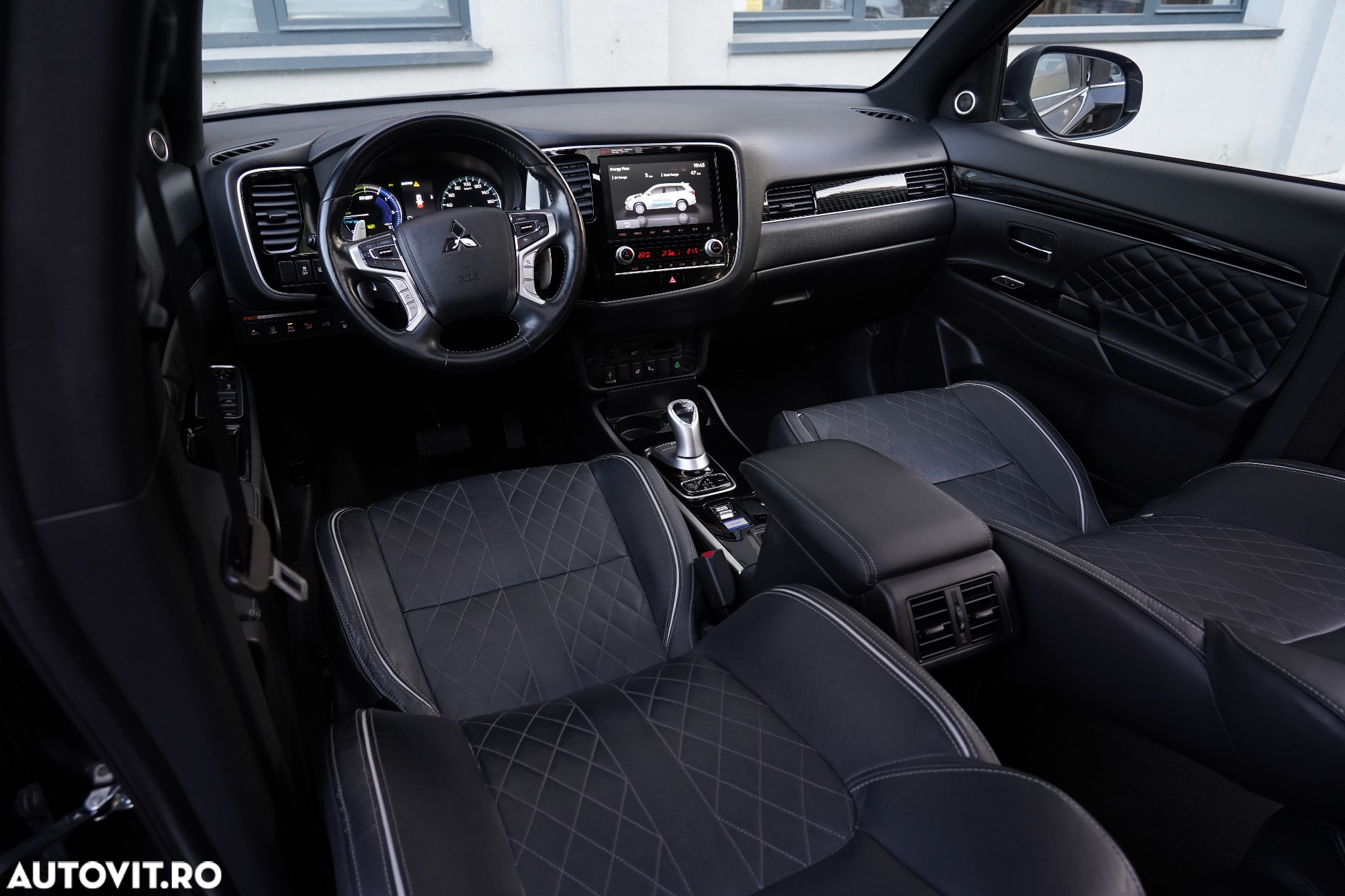 Mitsubishi Outlander 2.4 4WD Plug-In Hybrid Top - 13