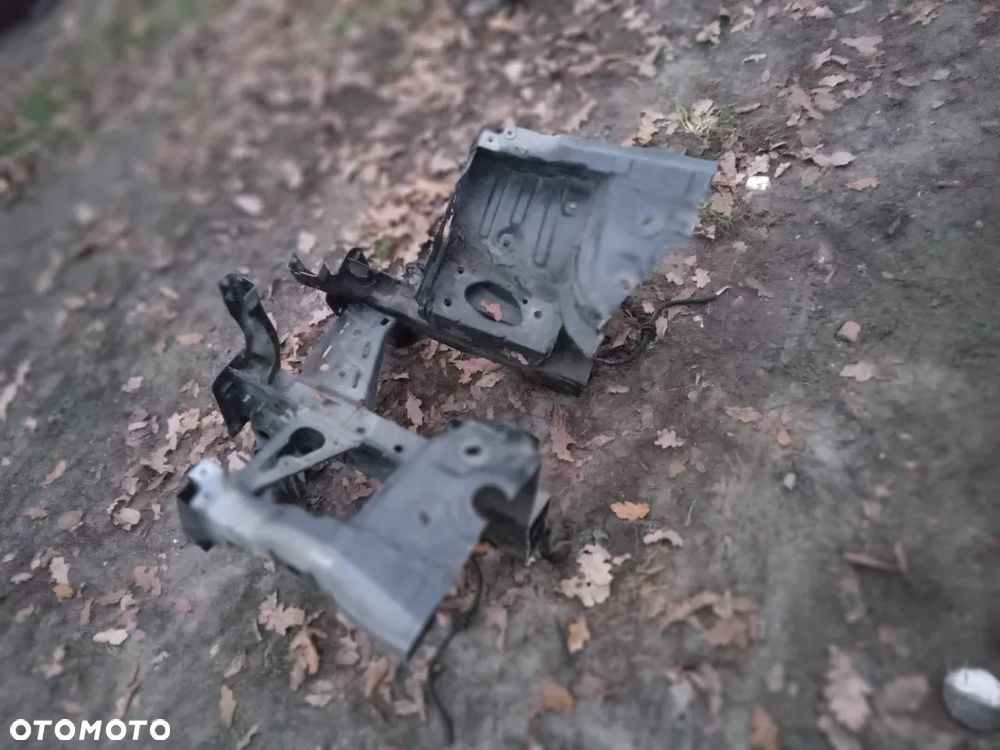 Megane III fartuch podłużnica okular - 2