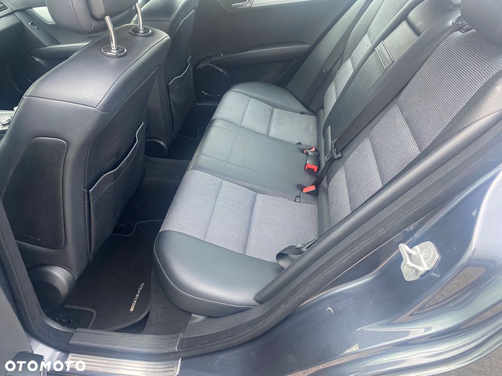 Mercedes-Benz Klasa C 180 CGI BlueEFFICIENCY Avantgarde - 26